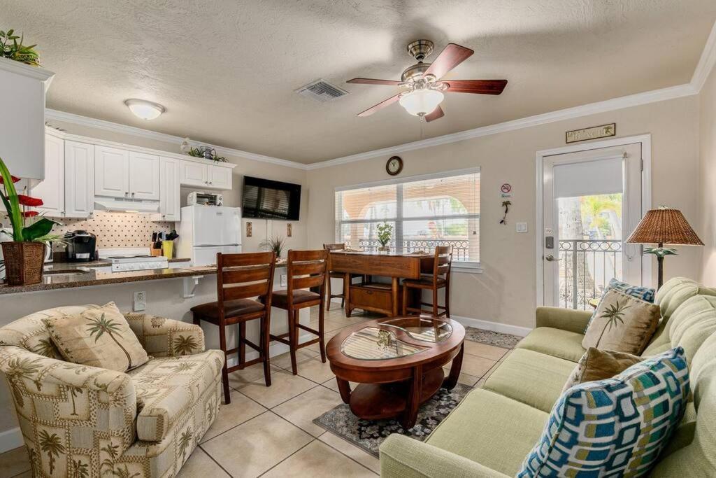 Walk To The Beach And Restaurants! - Coconut Villa'S Suite 2 St. Pete Beach Eksteriør billede
