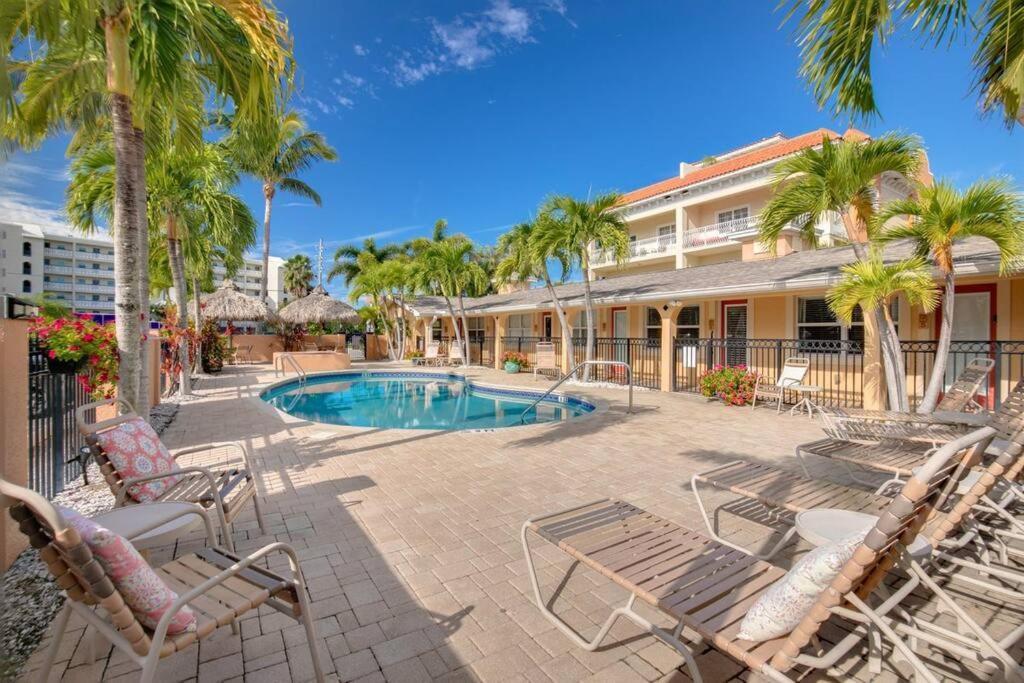 Walk To The Beach And Restaurants! - Coconut Villa'S Suite 2 St. Pete Beach Eksteriør billede