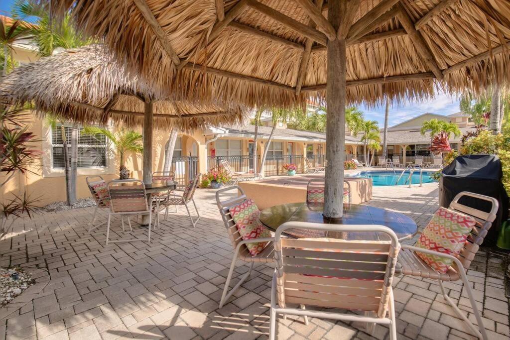 Walk To The Beach And Restaurants! - Coconut Villa'S Suite 2 St. Pete Beach Eksteriør billede